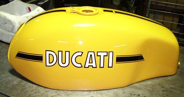 Ducati_1974_450_Desmo_disc_tank.jpg